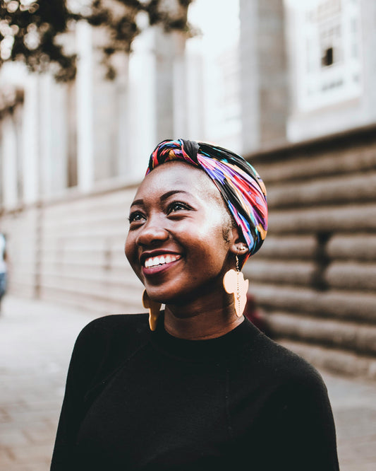 Le foulard en satin : l'accessoire indispensable pour une touche d'élégance