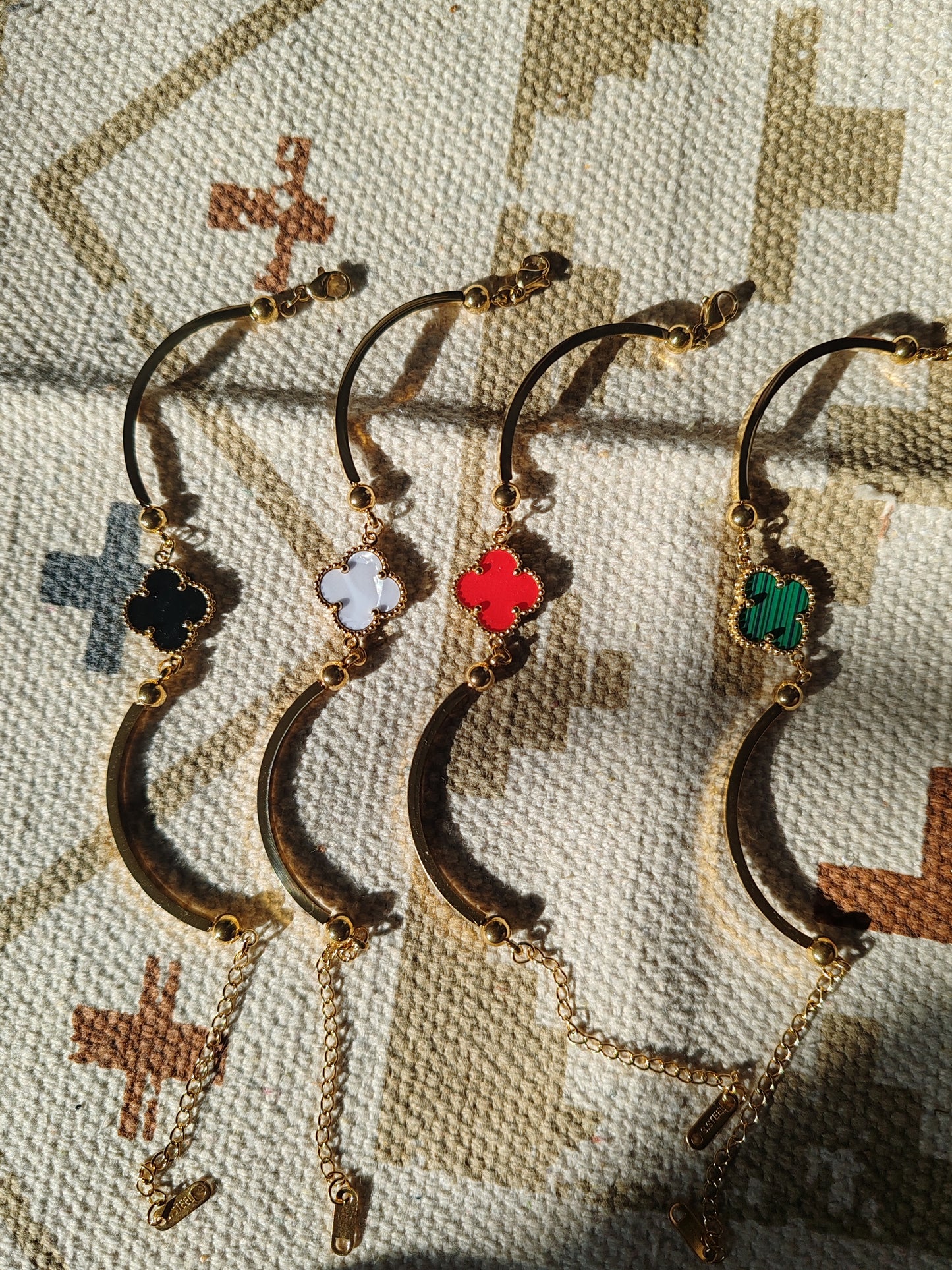 Bracelet trèfle ajustable rouge